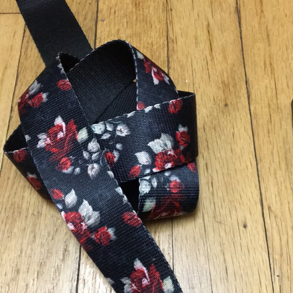 🌹New, Rose pattern belt. Adjustable.🌹